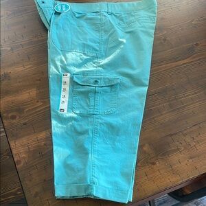 Women’s Turquoise capris